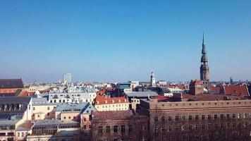 toits colorés et bâtiments anciens de la vieille ville de riga, lettonie video