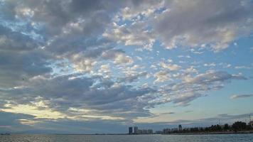 playa nublada de la ciudad del océano por la tarde video