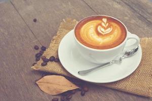 taza de café con leche de arte con tono vintage foto