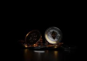 bitcoin y ethereum sobre fondo negro, monedas bitcoin 3d