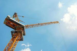 trabajos de construcción de grúas y edificios y cielo azul foto