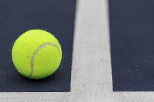 pelota de tenis en cancha foto