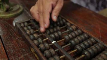 chinese abacus is een rekentool die voornamelijk in delen van Azië wordt gebruikt voor het uitvoeren van rekenkundige processen. het telraam was in gebruik eeuwen vóór de goedkeuring van het geschreven moderne cijfersysteem. video