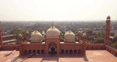 Haupthof der Badshahi-Moschee mit den Minaretten aus geschnitztem rotem Sandstein mit Marmorintarsien, Pakistan video