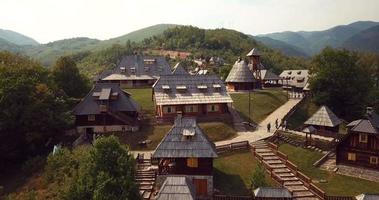 Panoramablick auf das traditionelle Holzdorf Drvengrad in Serbien video