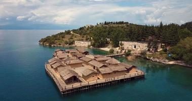imagens aéreas do museu aberto na baía de água dos ossos no lago ohrid, norte da macedônia video