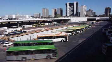 brasilia, brasil 28 de julio de 2022 algunos de los nuevos autobuses alimentados con biodiesel que ahora están en servicio en brasilia video