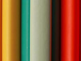 vista cercana de coloridos lápices de carbono nuevos aislados foto