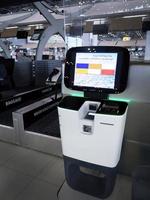 máquina de autoservicio en el aeropuerto, autofacturación, carga de equipaje, entrega de equipaje y obtención de la tarjeta de embarque. foto