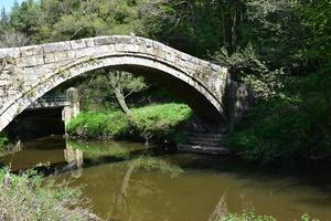 puente histórico del mendigo en los páramos del norte de york foto