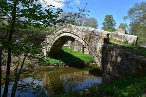 puente de piedra arqueado sobre el río esk en glaisdale foto
