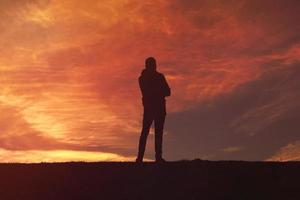 hombre caminando en la montaña con un hermoso fondo de puesta de sol, bilbao, país vasco, españa foto