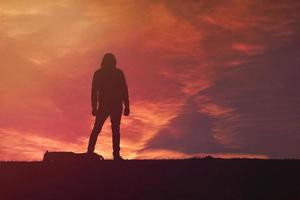 hombre caminando en la montaña con un hermoso fondo de puesta de sol, bilbao, país vasco, españa foto