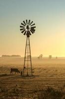 antiguo molino de viento en una granja foto