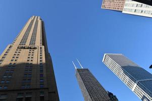 edificio de chicago en el cielo azul foto