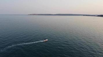 imagens de drones de visão aérea de barcos rápidos, de corrida e esportivos no oceano de bournemouth beach, na inglaterra, grã-bretanha video