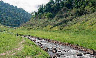 la vista panorámica del valle de chong lom, fresca y abundante en el parque nacional una famosa atracción turística en khun dan prakan chon dam, provincia de nakorn nayok, tailandia foto