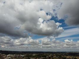 el cielo más hermoso con nubes gruesas sobre la ciudad británica en un día caluroso y soleado foto