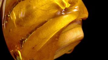 honig gießen aus honigschöpflöffel. Dieser Clip zeigt Honig, der auf einen hölzernen Honigschöpflöffel tropft. video