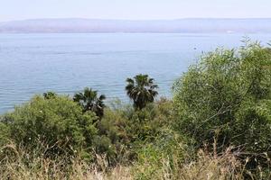 tiberias israel 8 de mayo de 2020. el lago kinneret es un lago de agua dulce en el noreste de israel. foto