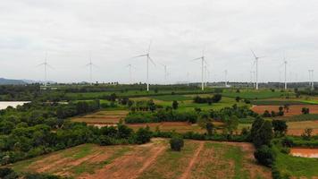 drone shot luchtfoto schilderachtige van windturbine voor elektrische opwekking eco en schone stroom video