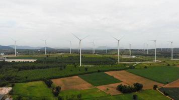 drone tiro vista aérea cênica de turbina eólica para geração elétrica eco e energia limpa video