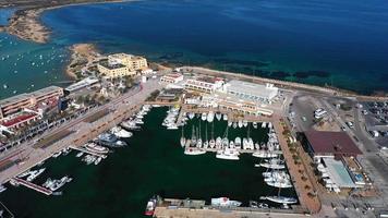 vue aérienne du port de formentera avec yachts et bateaux près d'ibiza