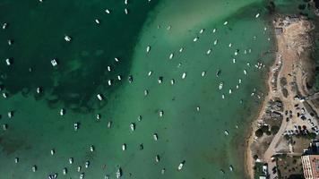 luchtfoto van formentera haven met jachten en boten in de buurt van ibiza video