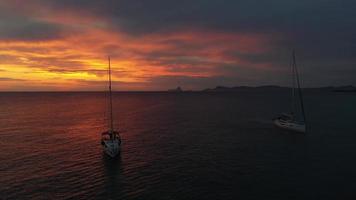 zeezicht vanuit de lucht van jachten bij zonsondergang video