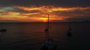 vista aerea sull'oceano di yacht al tramonto video