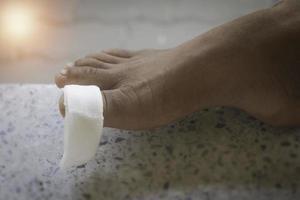 pies de niños asiáticos con un adhesivo. primeros auxilios para pies, yeso.foto hospital y concepto de primeros auxilios