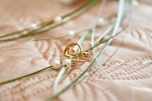 ramo de boda brillante de flores de verano con anillos de boda foto