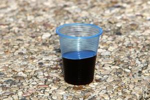 sobre la mesa en un vaso de refrescos. foto