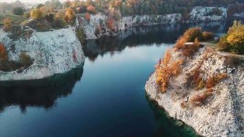 Vista aerea delle rocce di twardowski parcheggiano una vecchia miniera di pietra allagata a Cracovia, in Polonia video