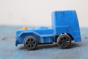 foto macro de un camión de juguete usado que está dañado, sucio y sin usar