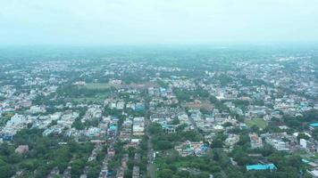 vista superior de la toma de la ciudad india, edificios, casas y carreteras, toma de video con drones