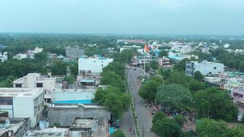 vista superior de la toma de la ciudad india, edificios, casas y carreteras, toma de video con drones