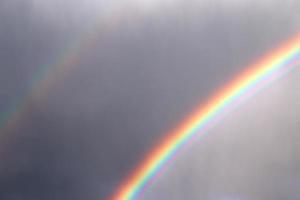 impresionantes arco iris dobles naturales más arcos supernumerarios vistos en un lago en el norte de Alemania foto