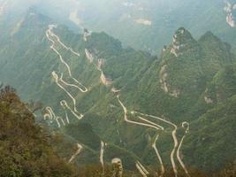 hermosa vista superior de la carretera tongtian la carretera sinuosa 99 curvas camino a la puerta del cielo, zhangjiagie, parque nacional de la montaña tianmen, hunan, china foto