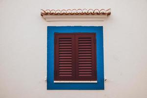 ventana tradicional portuguesa en ericeira, portugal foto