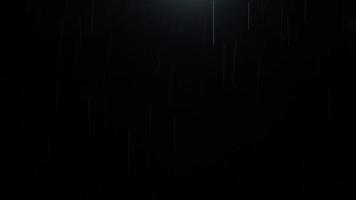 pluie nocturne. Gouttes de pluie en boucle 4k tombant pendant la saison des pluies. video