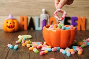 feliz día de halloween con dulces fantasmas, tazón de calabaza, jack o linterna y decorativos. truco o amenaza, hola octubre, otoño otoño, festivo, fiesta y concepto de vacaciones foto