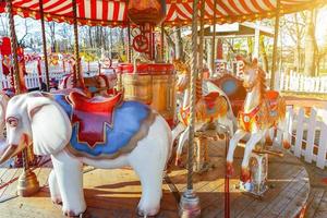 carrusel de caballos voladores tiovivo vintage en el parque de diversiones Holliday foto