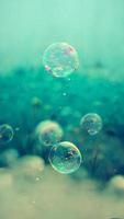 burbujas de aire en el fondo del arte del agua foto