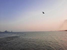 hermosa tarde en jeddah, corniche. la cornisa de jeddah, también conocida como jeddah waterfront, es una zona costera de la ciudad de jeddah, arabia saudí. ubicado a lo largo del mar rojo. foto