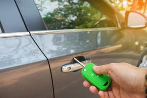 mano sujetando el mando a distancia del coche foto