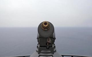 telescopio en el punto de vista con vistas a la costa en capri, italia foto