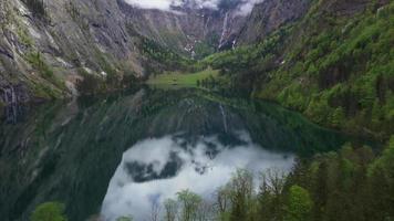 vista aérea de drones del lago konigssee en las montañas de alemania video