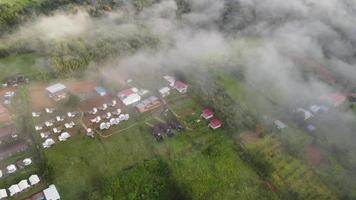 brouillard matinal, angle élevé à phu thap boek, province de phetchabun video