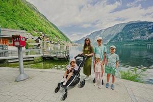 madre con cuatro hijos en el lago hallstatt, austria. foto